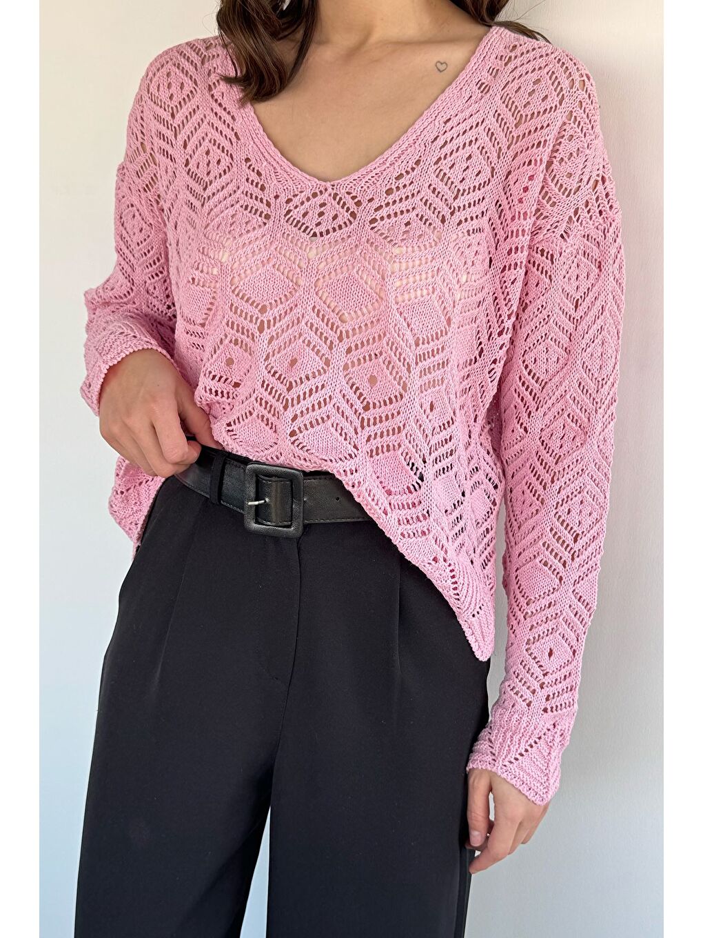 Pembe Kadın V Yaka Ajurlu Triko Bluz-1