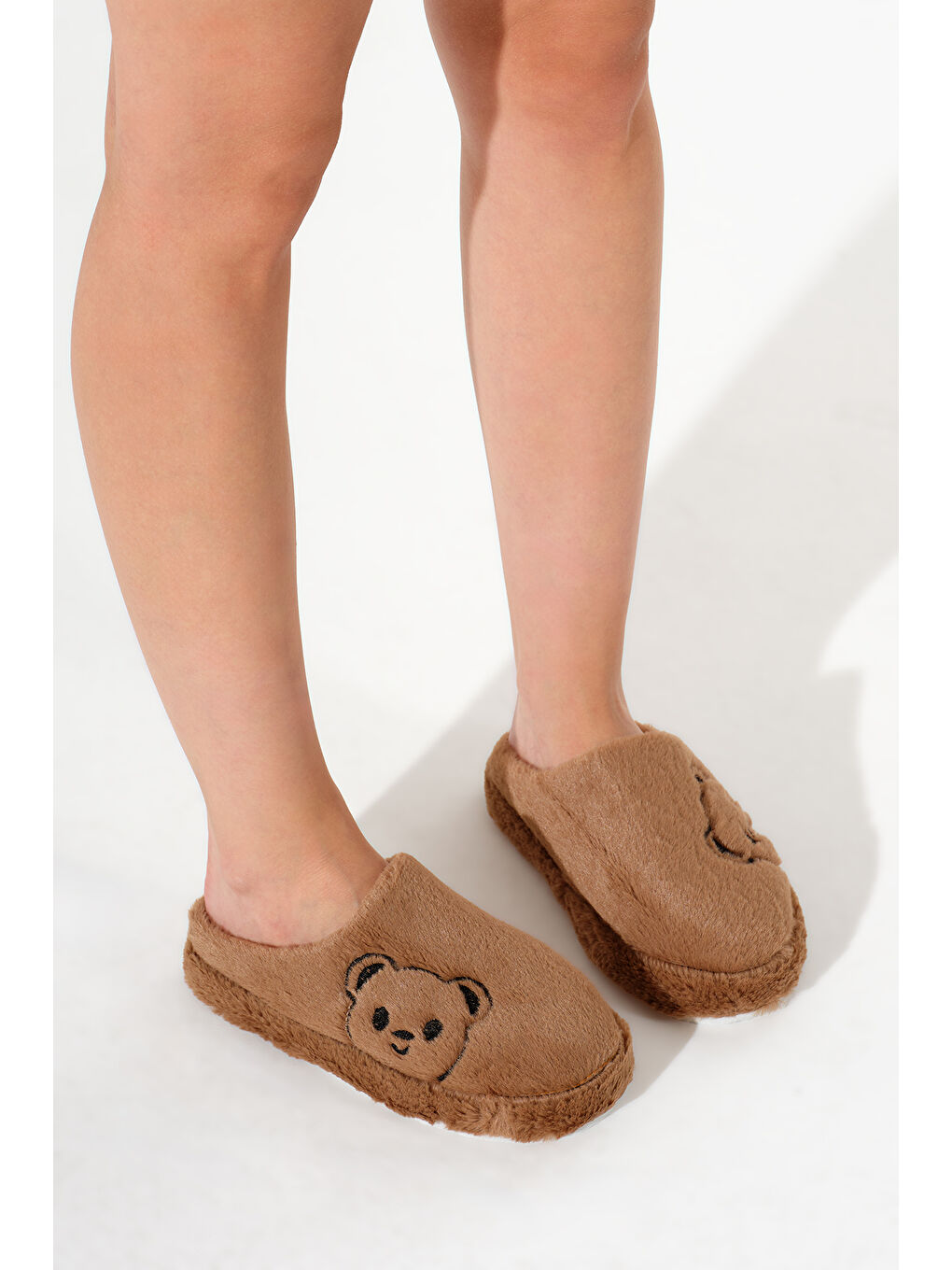 Kahverengi Kadın Kahve Ayıcık Desenli Önü Kapalı Pelüş Ev Terliği-1