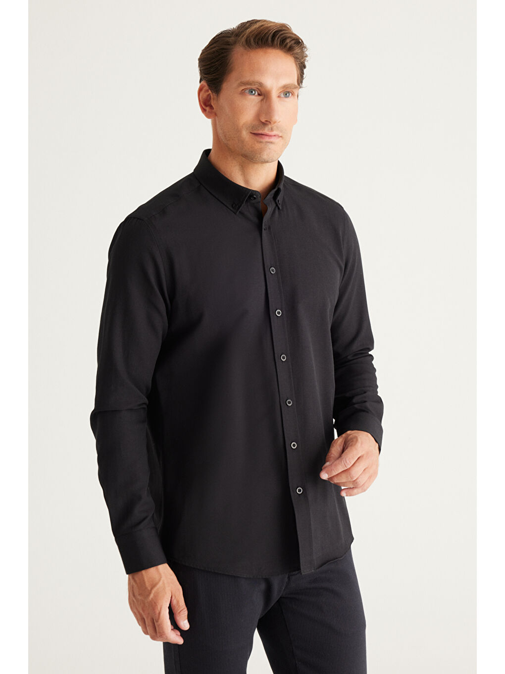 Erkek Siyah Tailored Slim Fit Dar Kesim Düğmeli Yaka Oxford Gömlek-3