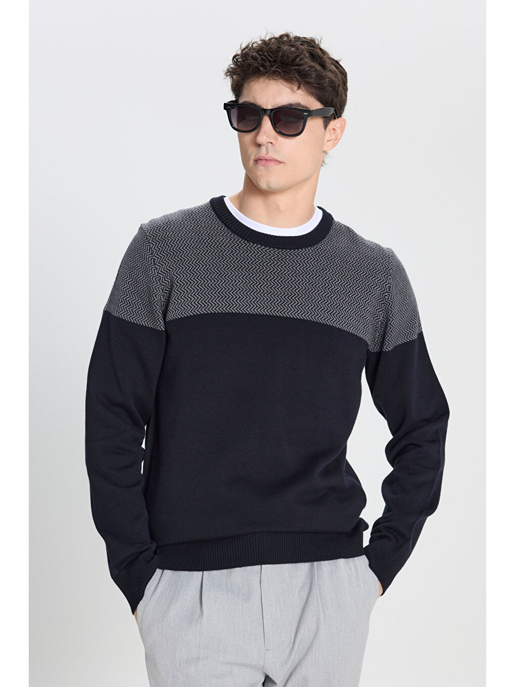 Erkek Lacivert Pamuklu Standart Fit Normal Kesim Bisiklet Yaka Renk Bloklu Triko Kazak