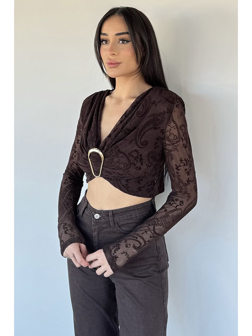 Kahverengi Kadın Omuz Vatkalı Ön Tokalı Crop Top Bluz-1