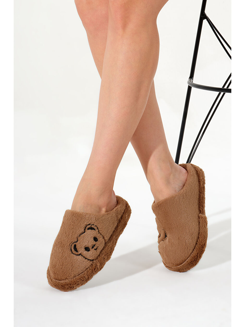 Kahverengi Kadın Kahve Ayıcık Desenli Önü Kapalı Pelüş Ev Terliği-2