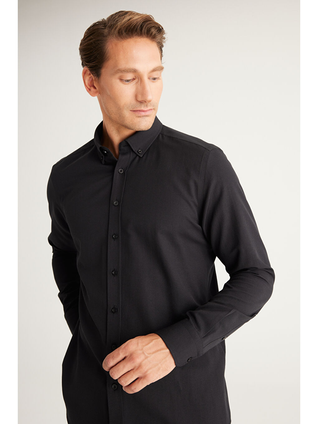 Erkek Siyah Tailored Slim Fit Dar Kesim Düğmeli Yaka Oxford Gömlek-4