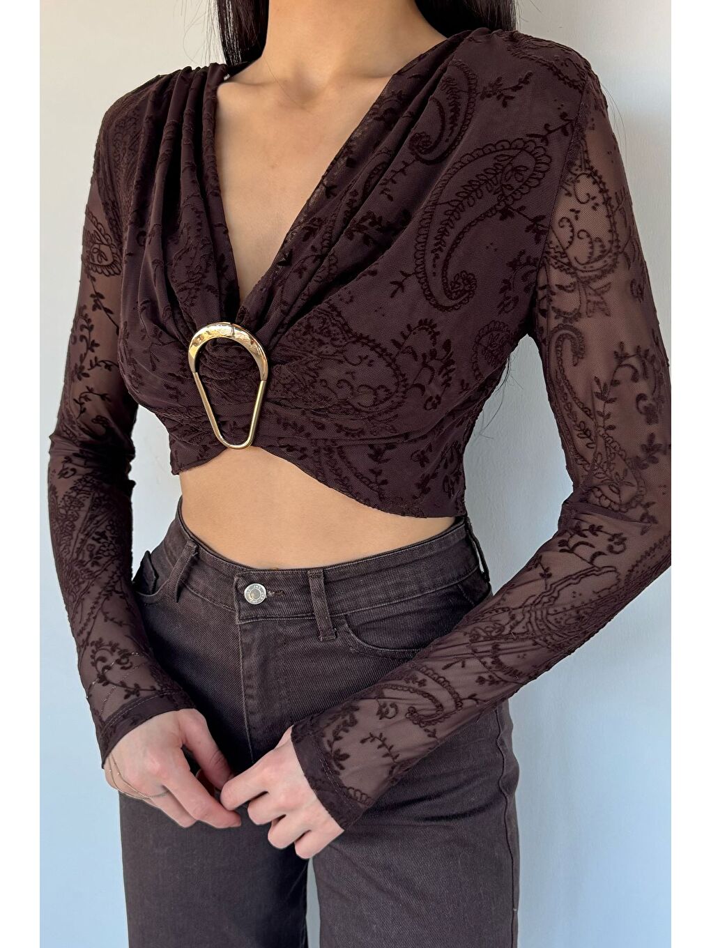 Kahverengi Kadın Omuz Vatkalı Ön Tokalı Crop Top Bluz-2
