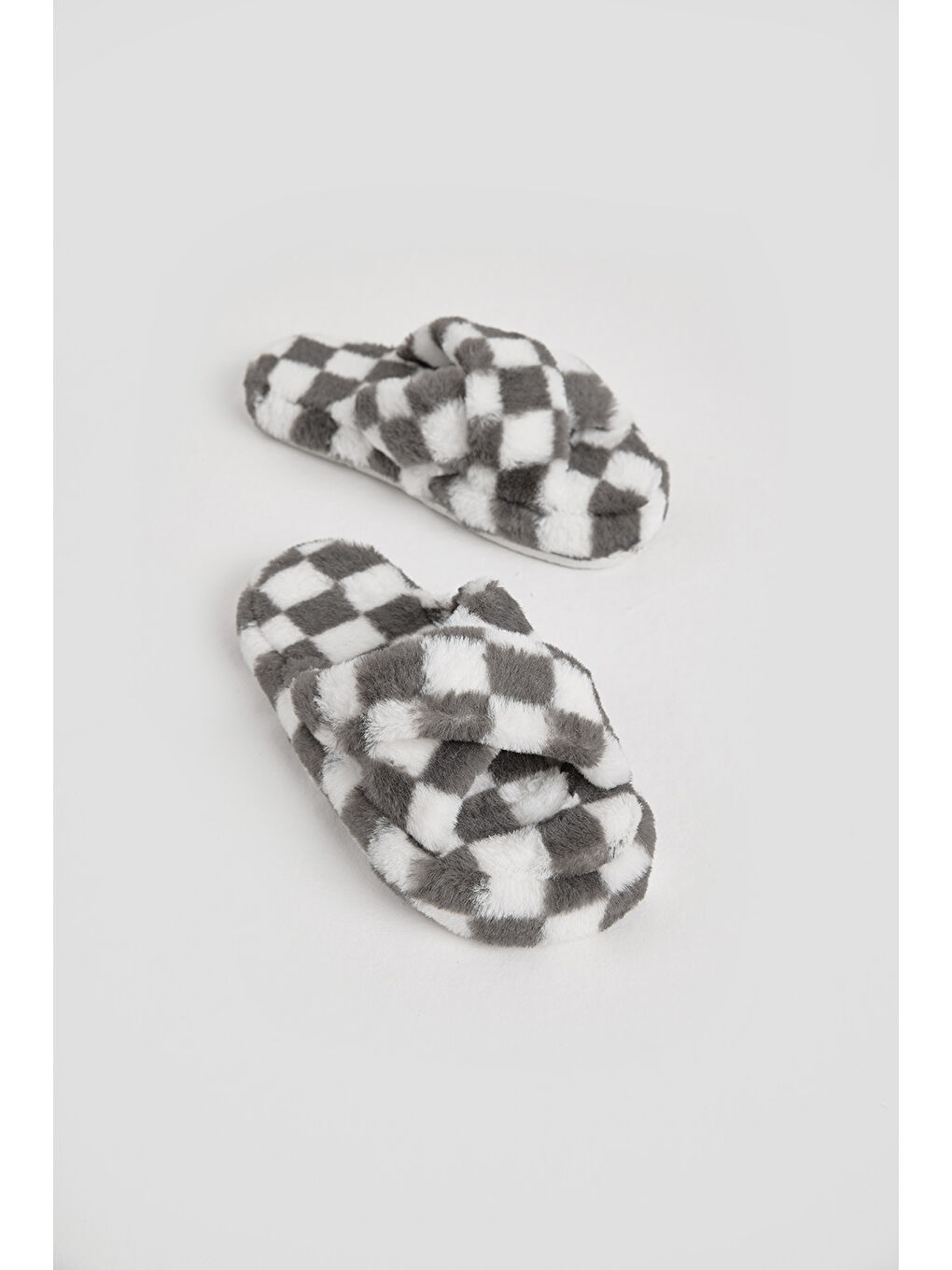 Gri Kadın Füme Kroko Desenli Çapraz Pelüş Ev Terliği-2