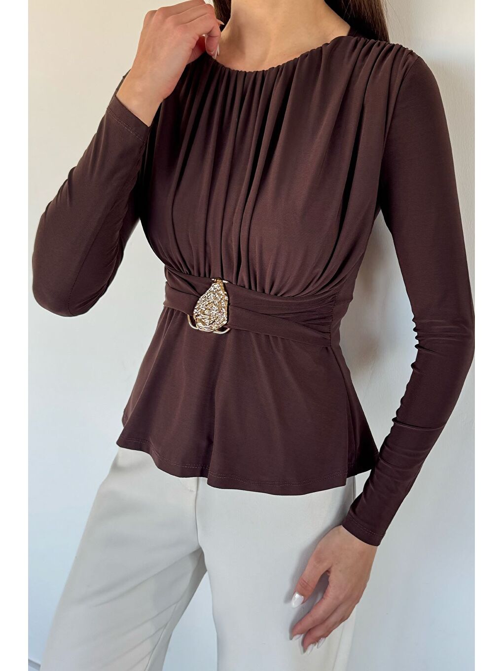 Kahverengi Kadın Pileli Bel Lastikli Gold Toka Detaylı Bluz-2