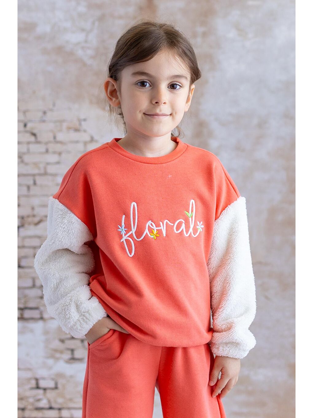 Kırmızı Kız Çocuk Pelüş Kol Detaylı Nakışlı Sweatshirt - Narçiçeði-1