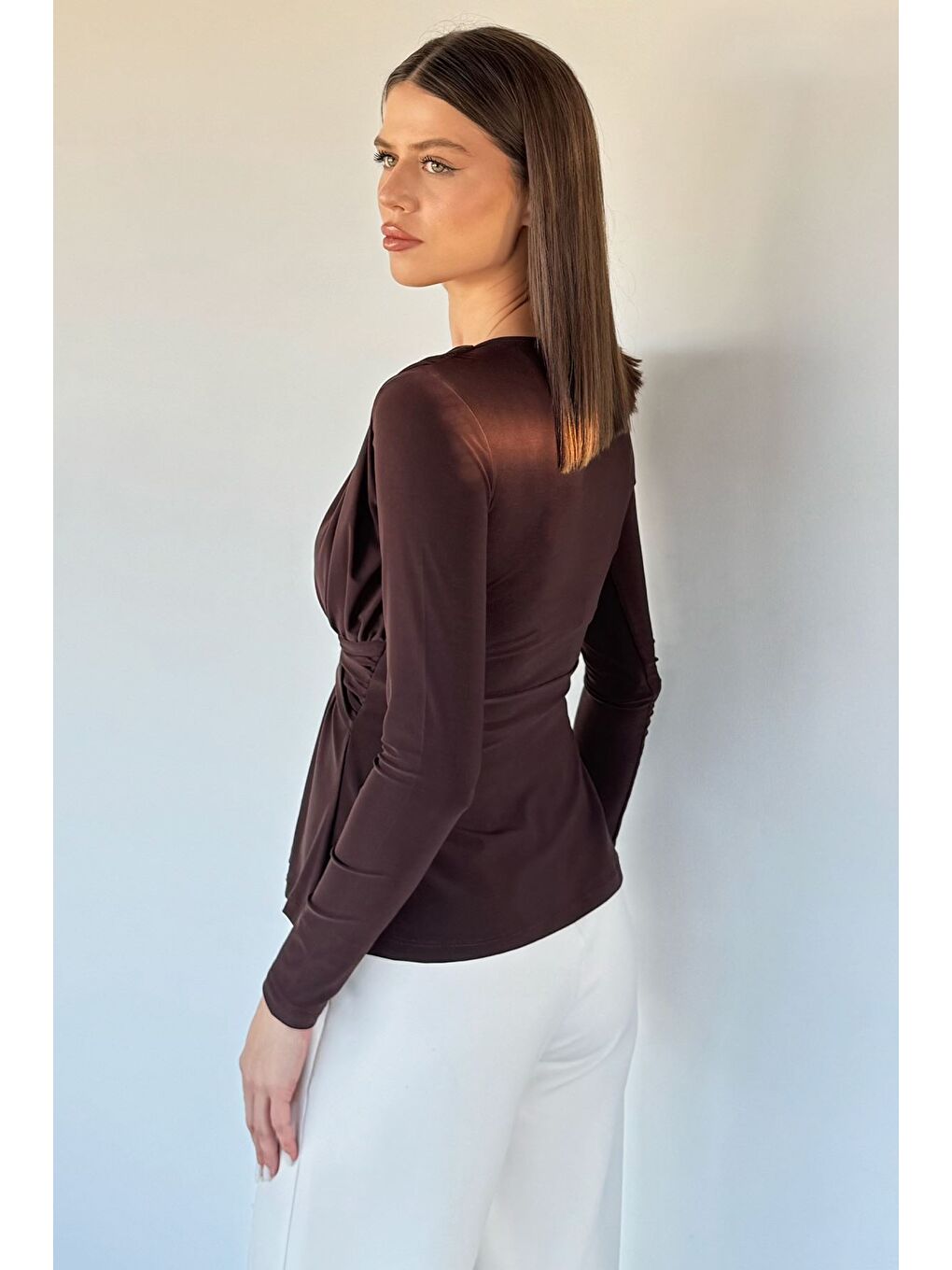 Kahverengi Kadın Pileli Bel Lastikli Gold Toka Detaylı Bluz-3