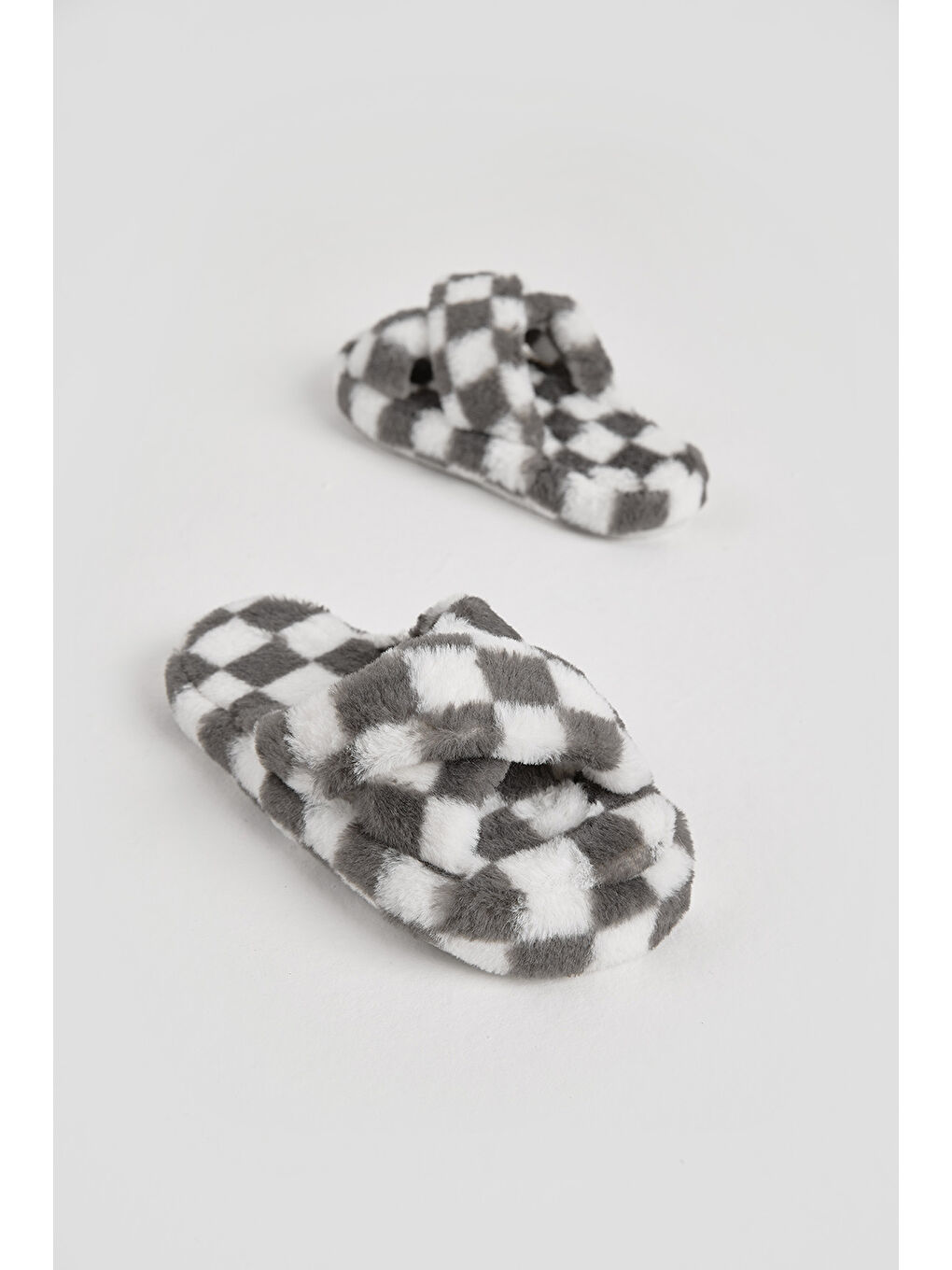 Gri Kadın Füme Kroko Desenli Çapraz Pelüş Ev Terliği-3