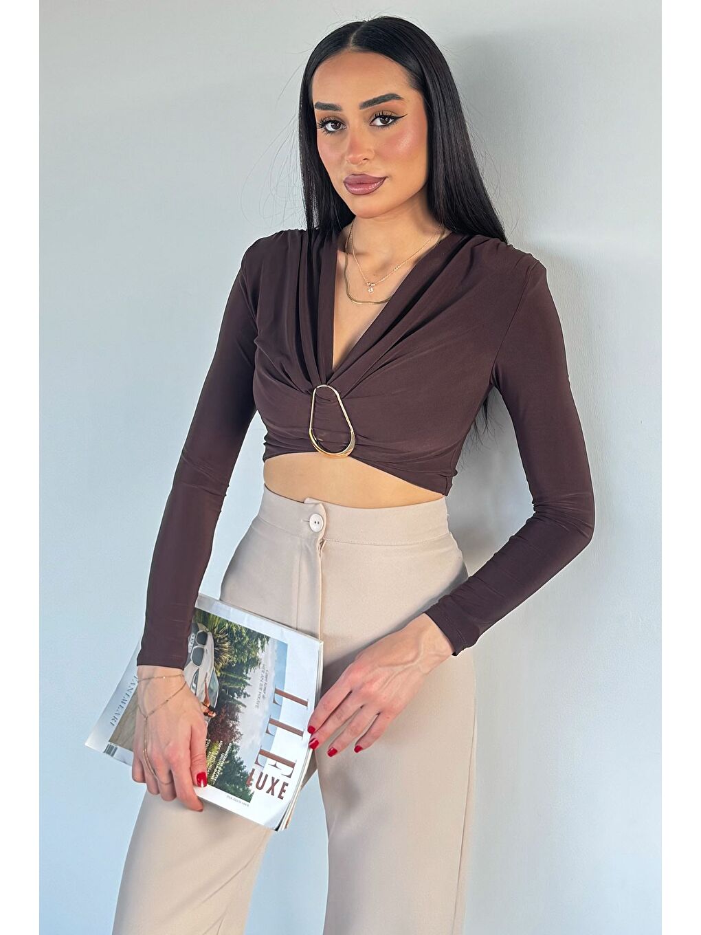 Kahverengi Kadın V Yaka Büzgülü Gold Toka Detaylı Crop Top Bluz-1