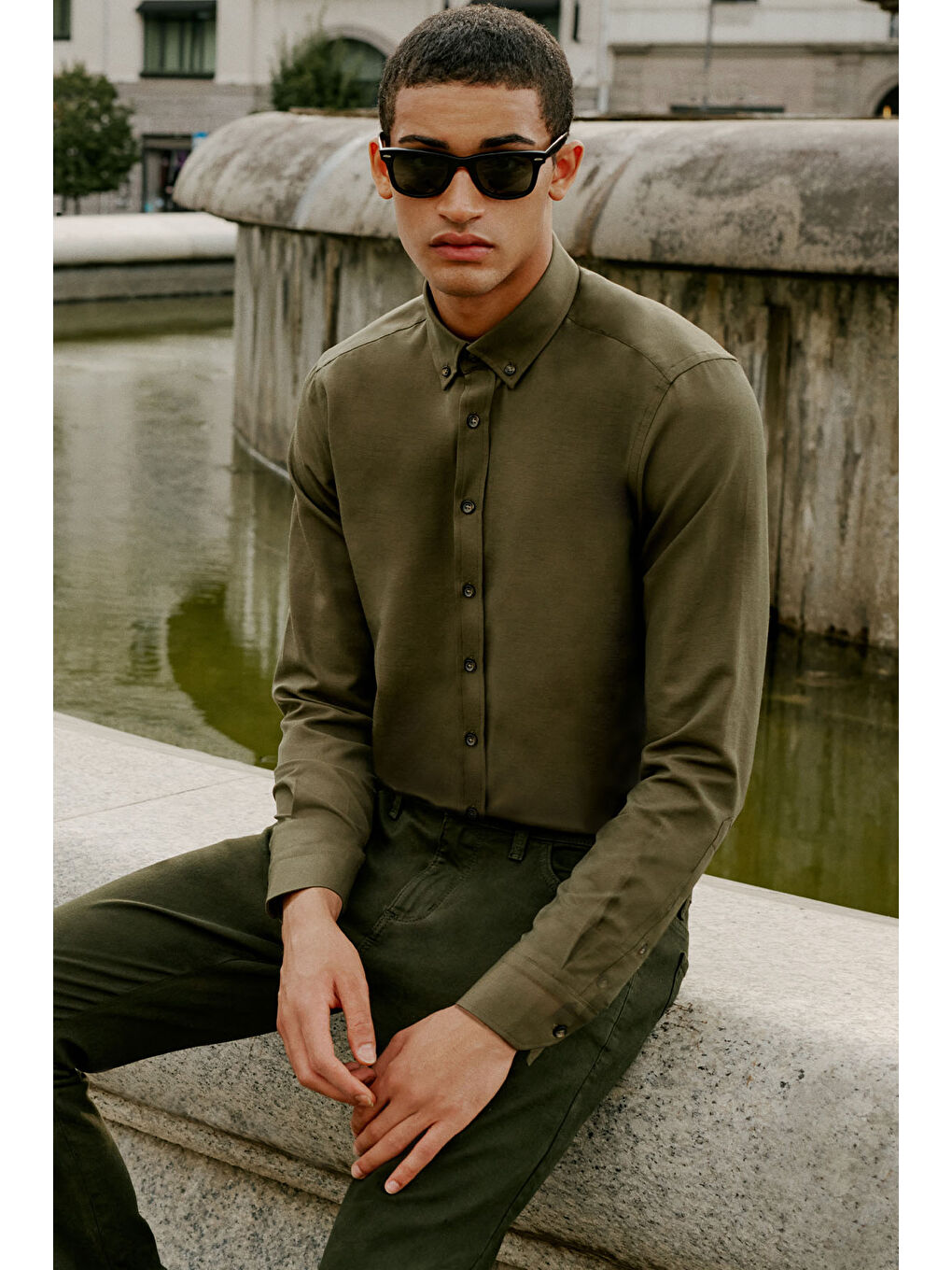 Erkek Haki Tailored Slim Fit Dar Kesim Düğmeli Yaka Oxford Gömlek