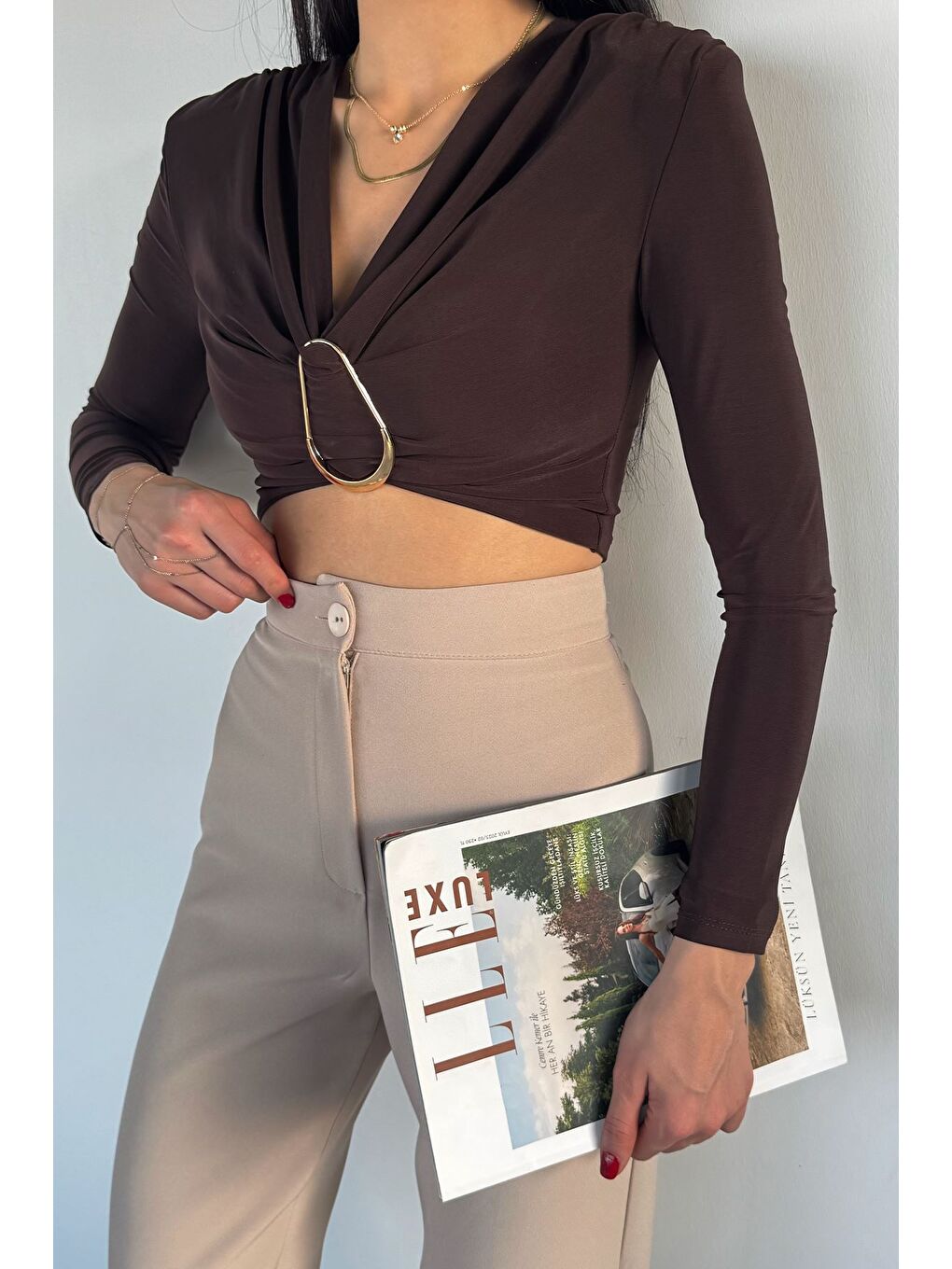 Kahverengi Kadın V Yaka Büzgülü Gold Toka Detaylı Crop Top Bluz-2