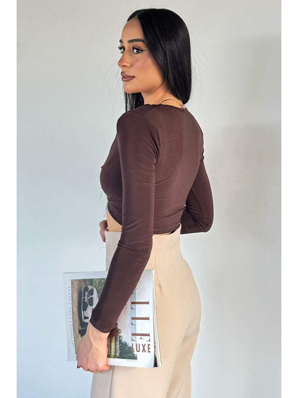 Kahverengi Kadın V Yaka Büzgülü Gold Toka Detaylı Crop Top Bluz-3