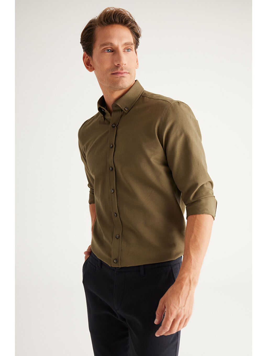Erkek Haki Tailored Slim Fit Dar Kesim Düğmeli Yaka Oxford Gömlek-5