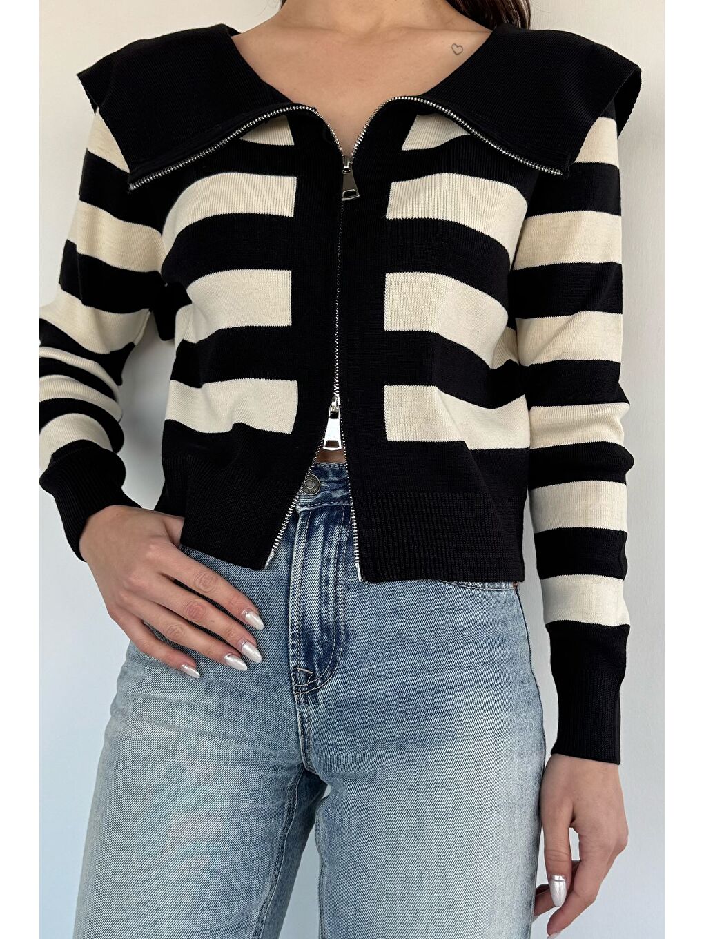 Siyah Kadın Çizgi Desenli Fermuarlı Triko Bluz-1