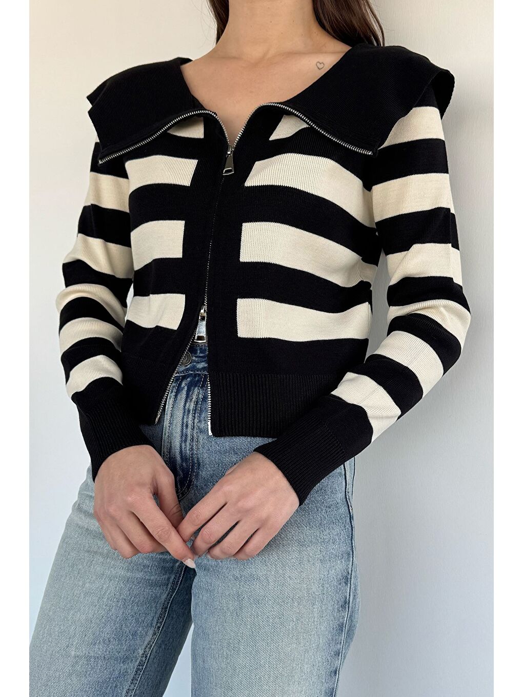 Siyah Kadın Çizgi Desenli Fermuarlı Triko Bluz-2
