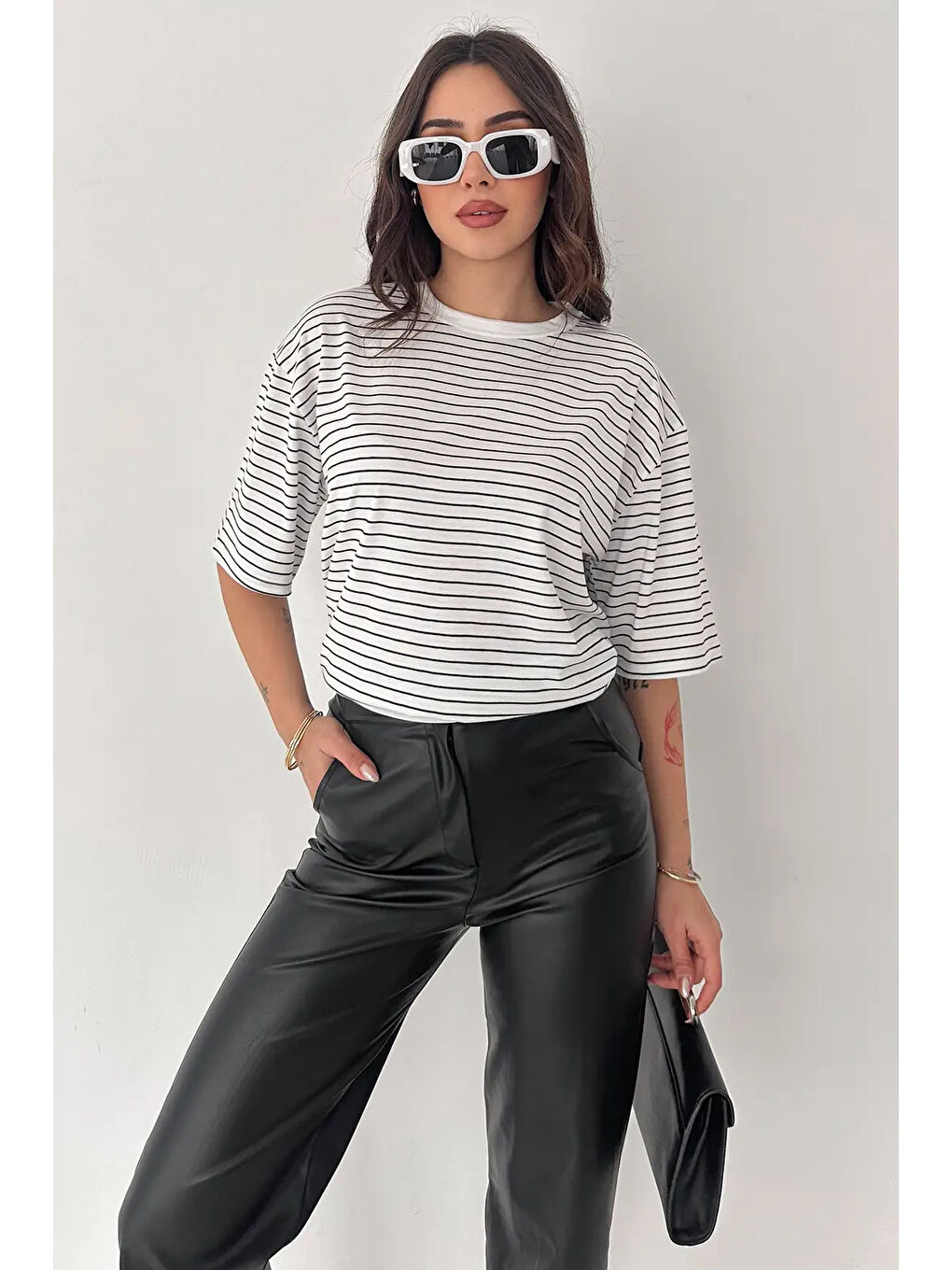 Kadın Oversize Çizgili Tişört Beyaz
