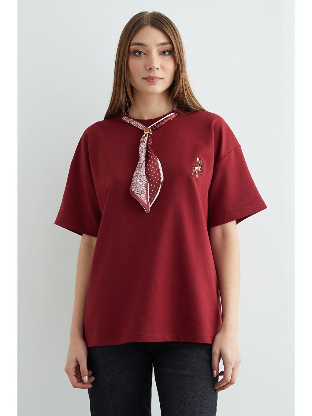 Bordo Fular Detaylı Bisiklet Yaka Nakışlı Oversize Tişört-1