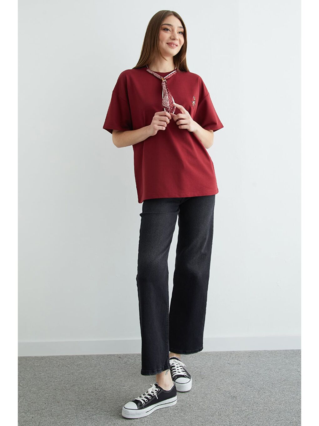 Bordo Fular Detaylı Bisiklet Yaka Nakışlı Oversize Tişört-2