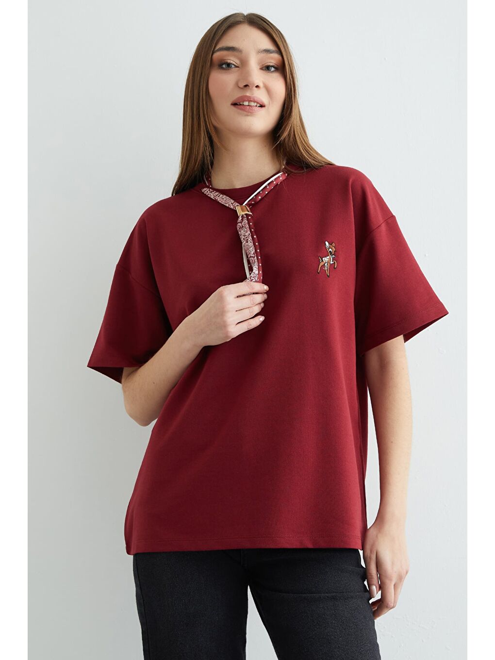 Bordo Fular Detaylı Bisiklet Yaka Nakışlı Oversize Tişört-3