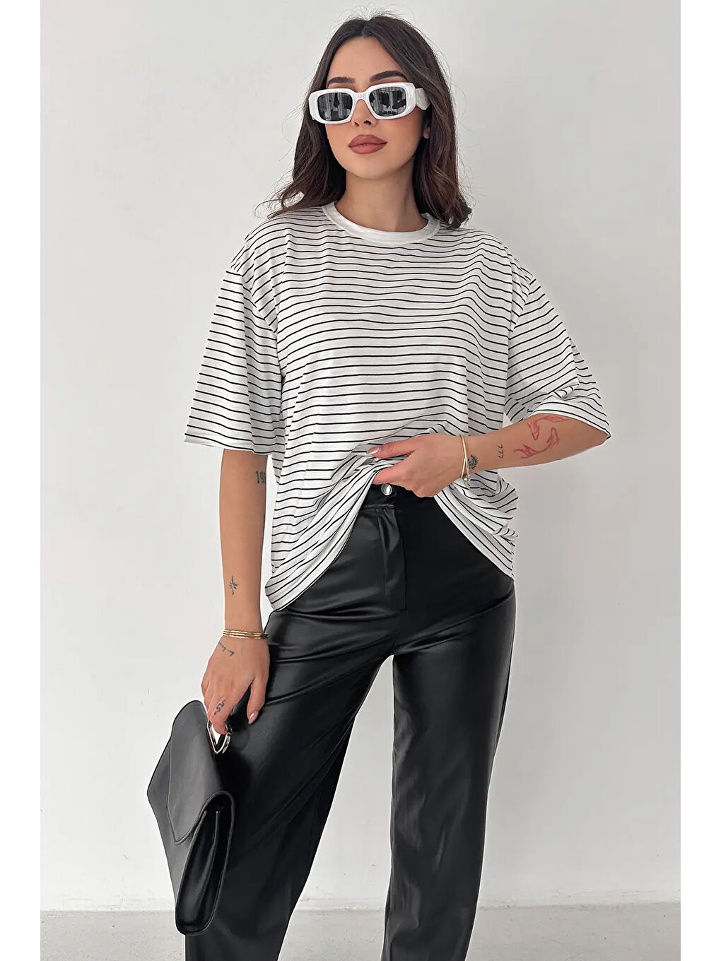 Kadın Oversize Çizgili Tişört Beyaz-1