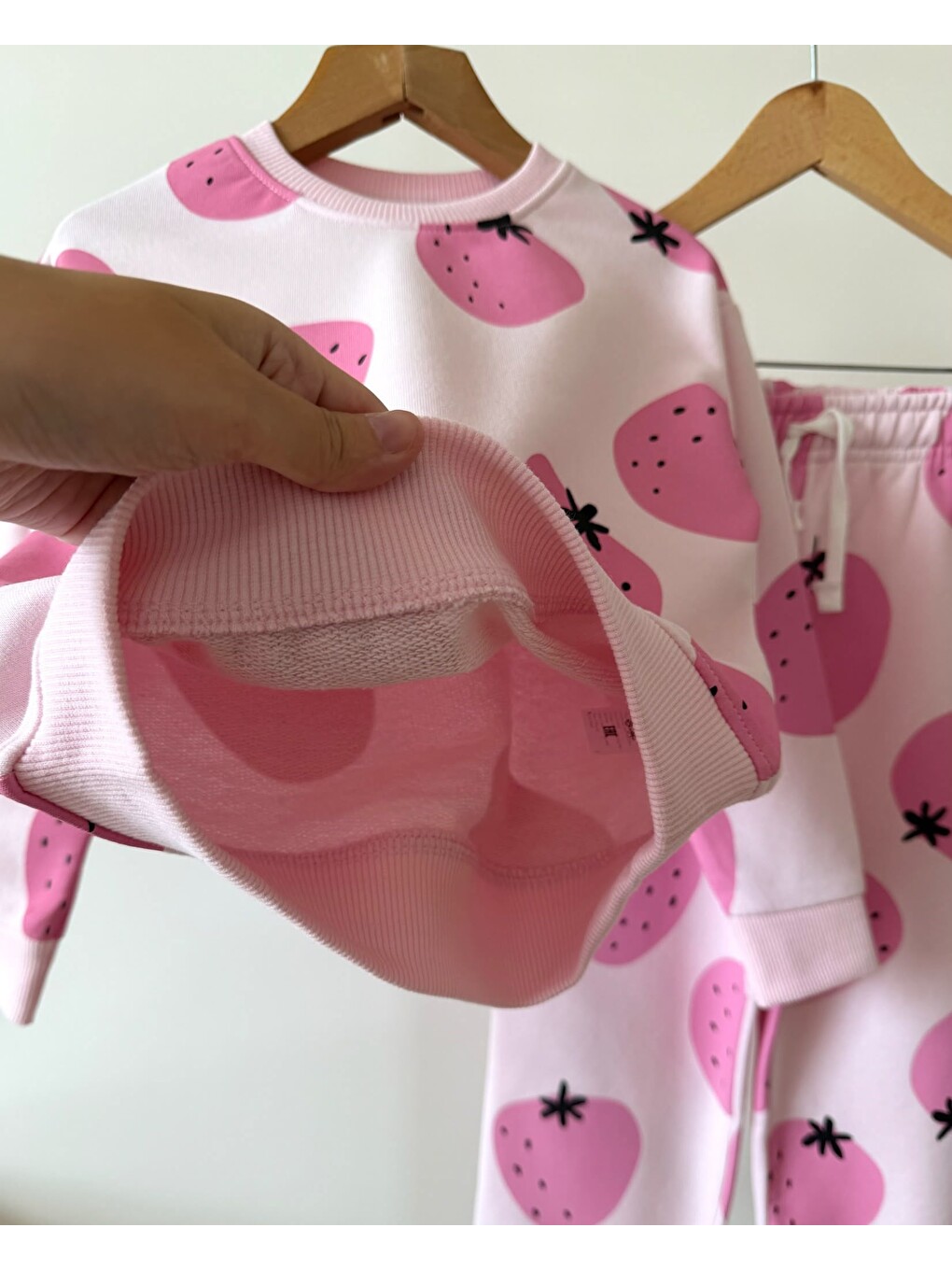 Kız Çocuk Pembe Çilek Baskılı 3 İplik Kumaş Geniş Paça Altüst Eşofman Takım-1