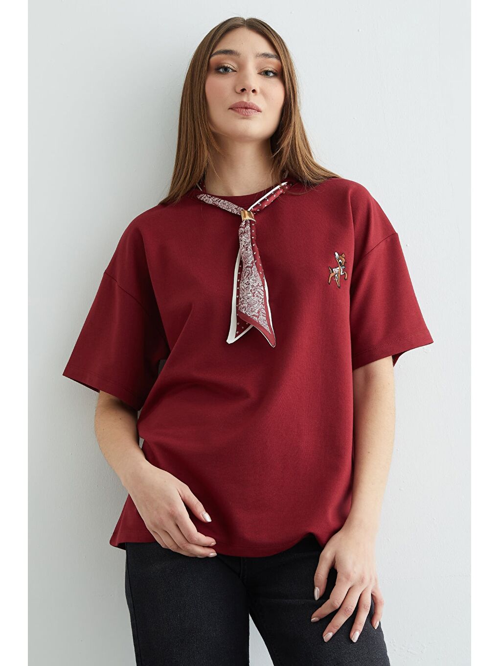 Bordo Fular Detaylı Bisiklet Yaka Nakışlı Oversize Tişört-4