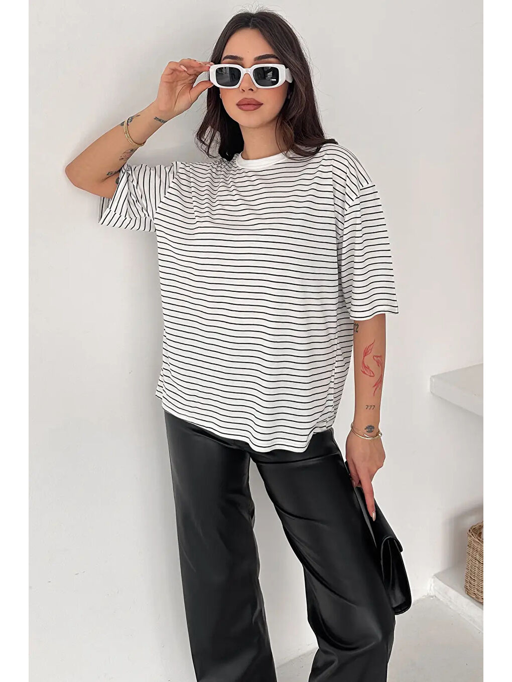 Kadın Oversize Çizgili Tişört Beyaz-3