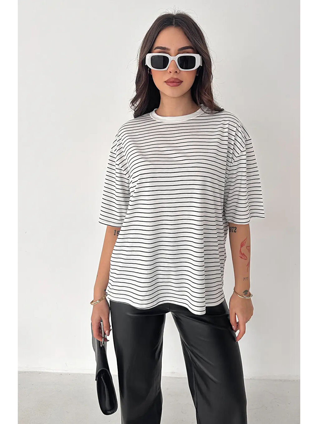Kadın Oversize Çizgili Tişört Beyaz-4