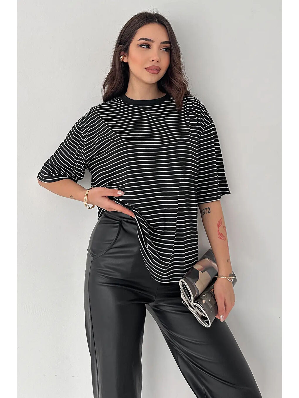 Kadın Oversize Çizgili Tişört Siyah-1
