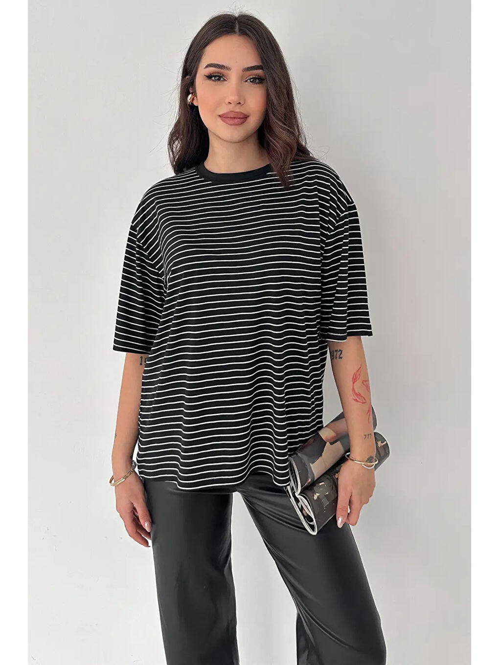 Kadın Oversize Çizgili Tişört Siyah-2