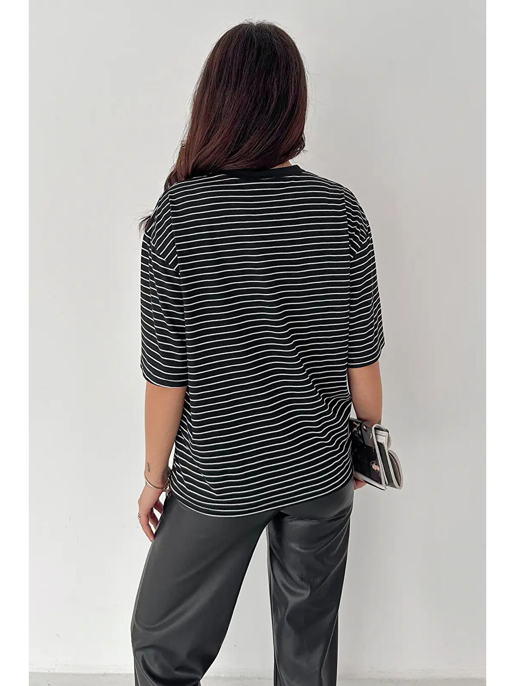 Kadın Oversize Çizgili Tişört Siyah-3