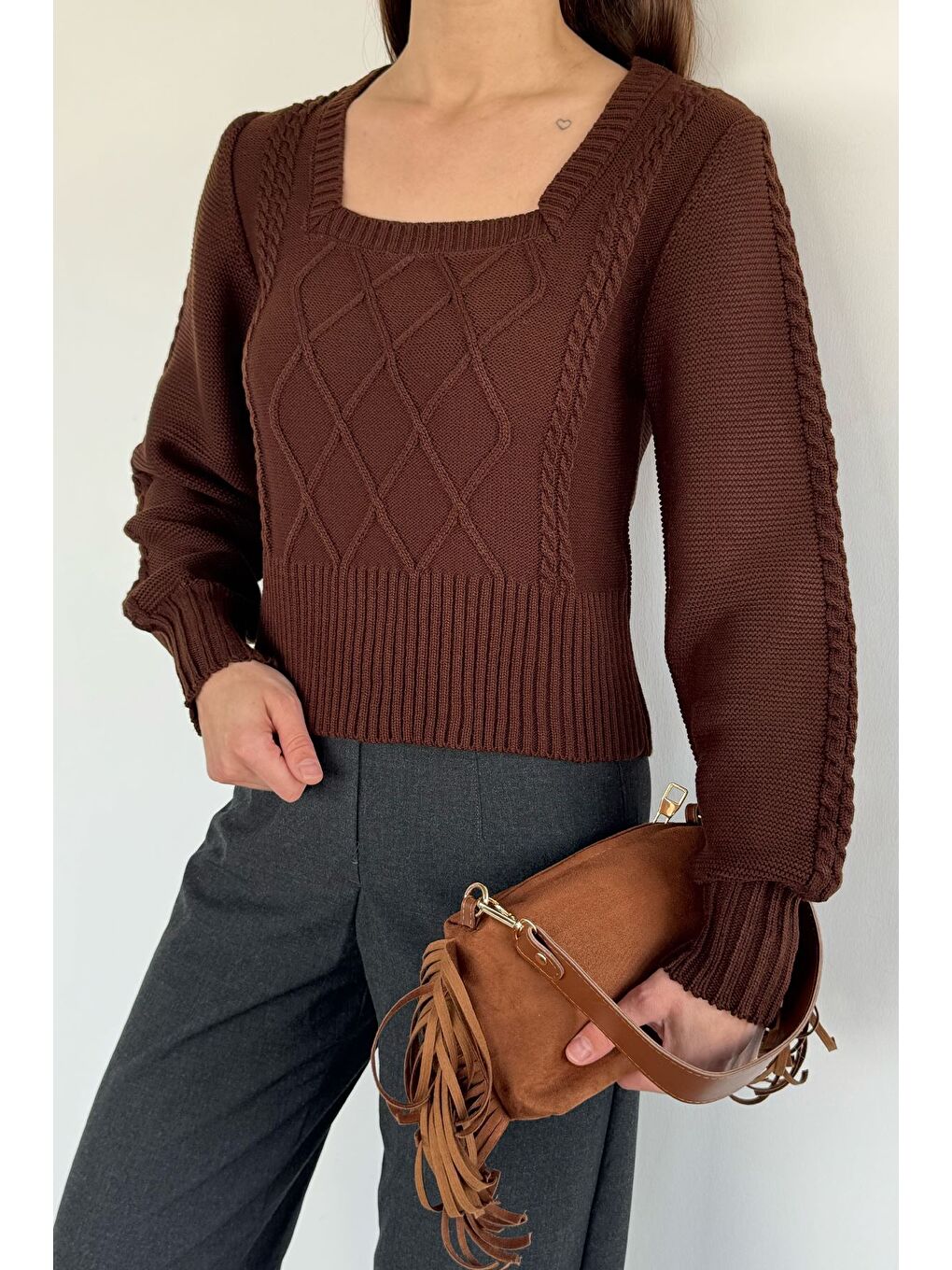Kahverengi Kare Yaka Örgü Desenli Kadın Triko Kazak-1