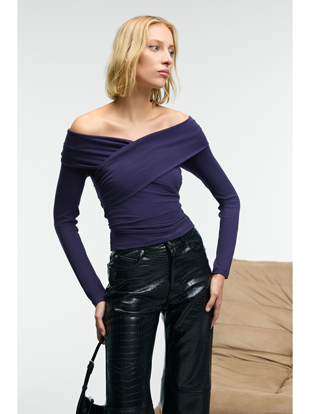Selunette Kadın Asimetrik Yakalı Omuzu Açık Esnek Kumaşlı Vücudu Saran Slim Fit Mor Bluz