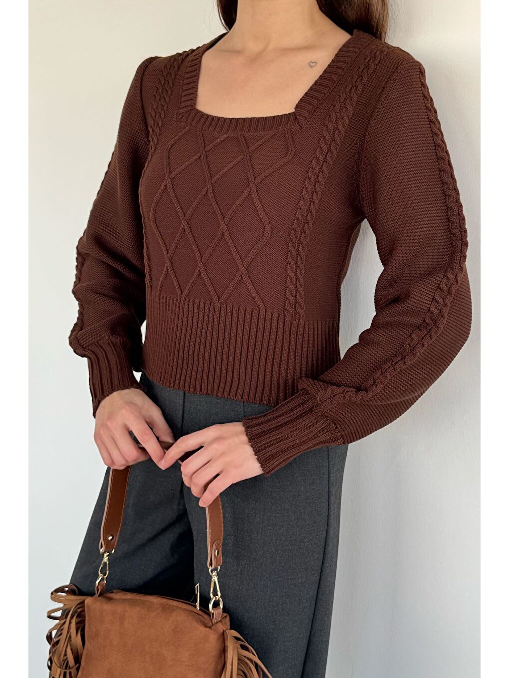 Kahverengi Kare Yaka Örgü Desenli Kadın Triko Kazak-2