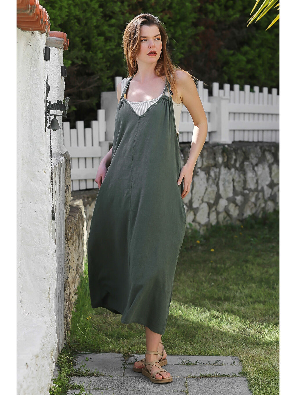 Koyu Yeşil Askılı Gizli Cepli Tokalı Casual Keten Karışımlı Dokuma Elbise 135 58-2