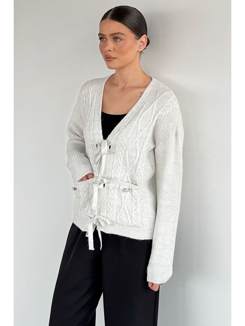 Beyaz Kadın Ön Bağlamalı Çift Cepli Örme Triko Hırka-1