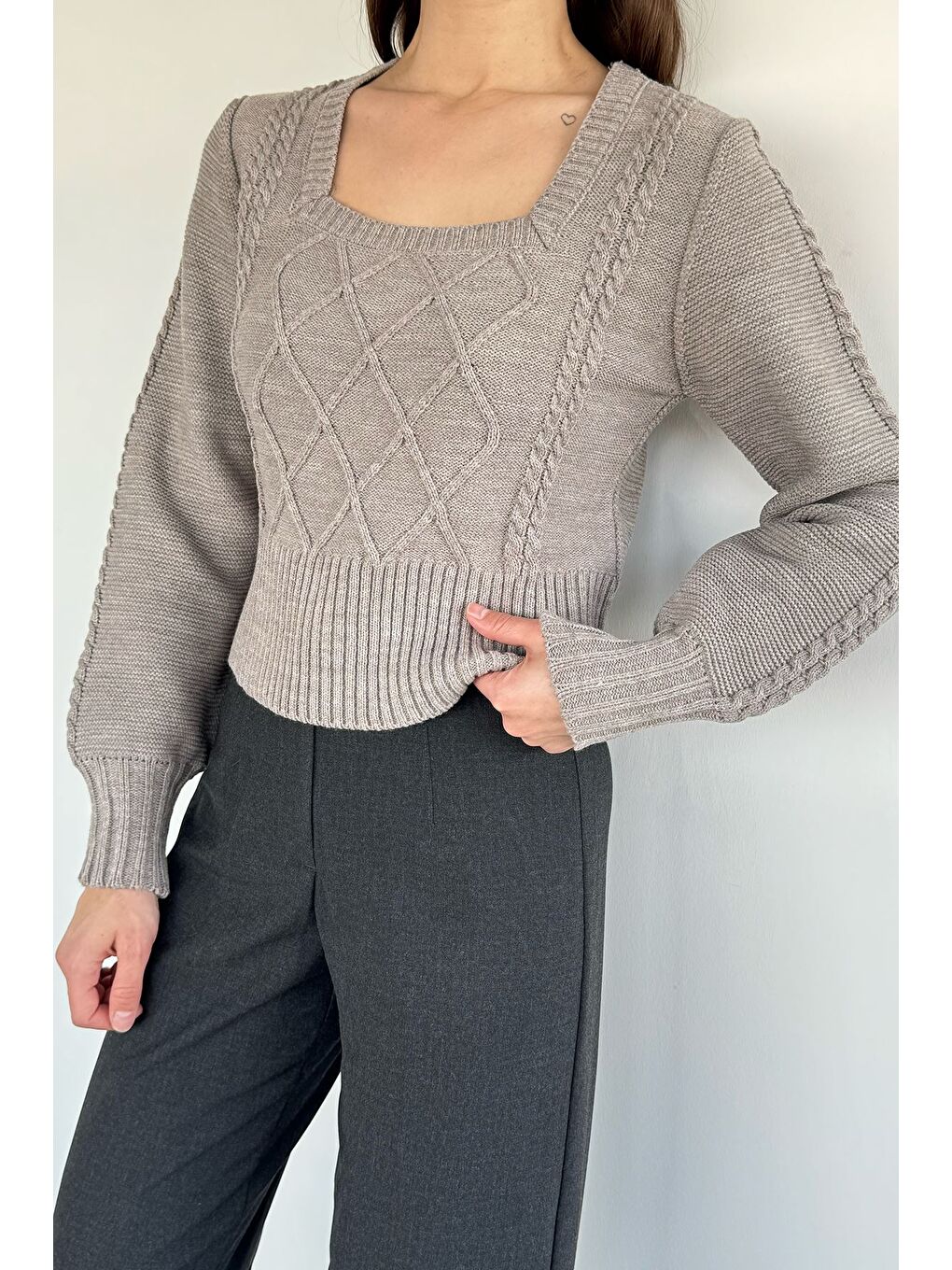 Bej Kare Yaka Örgü Desenli Kadın Triko Kazak