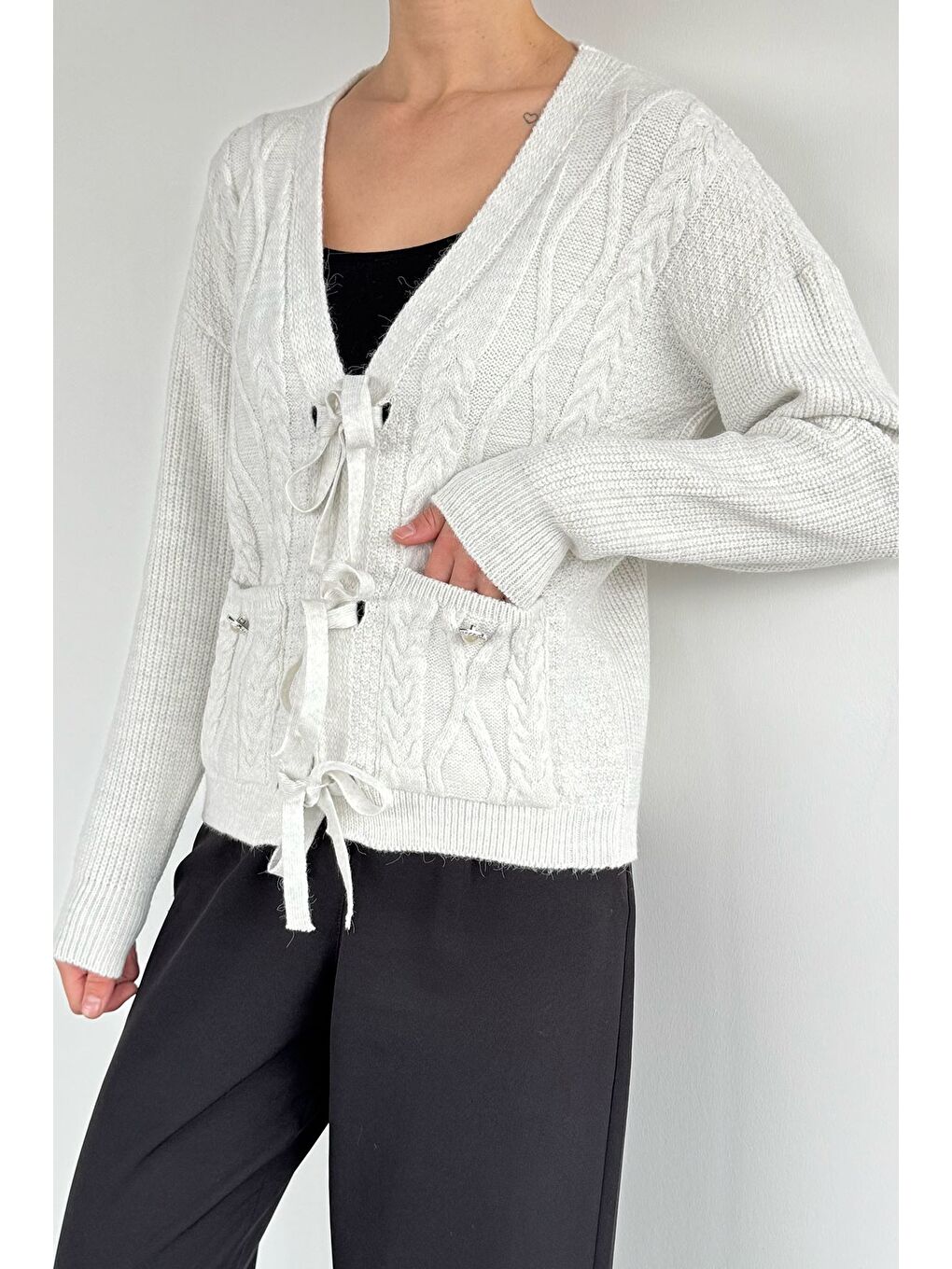 Beyaz Kadın Ön Bağlamalı Çift Cepli Örme Triko Hırka-2