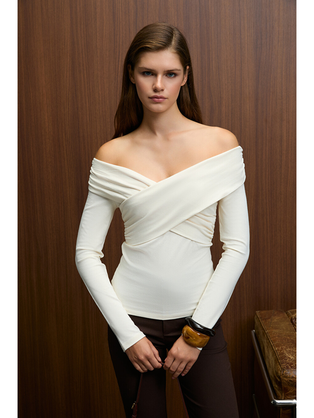 Selunette Kadın Asimetrik Yakalı Omuzu Açık Esnek Kumaşlı Vücudu Saran Slim Fit Ekru Bluz