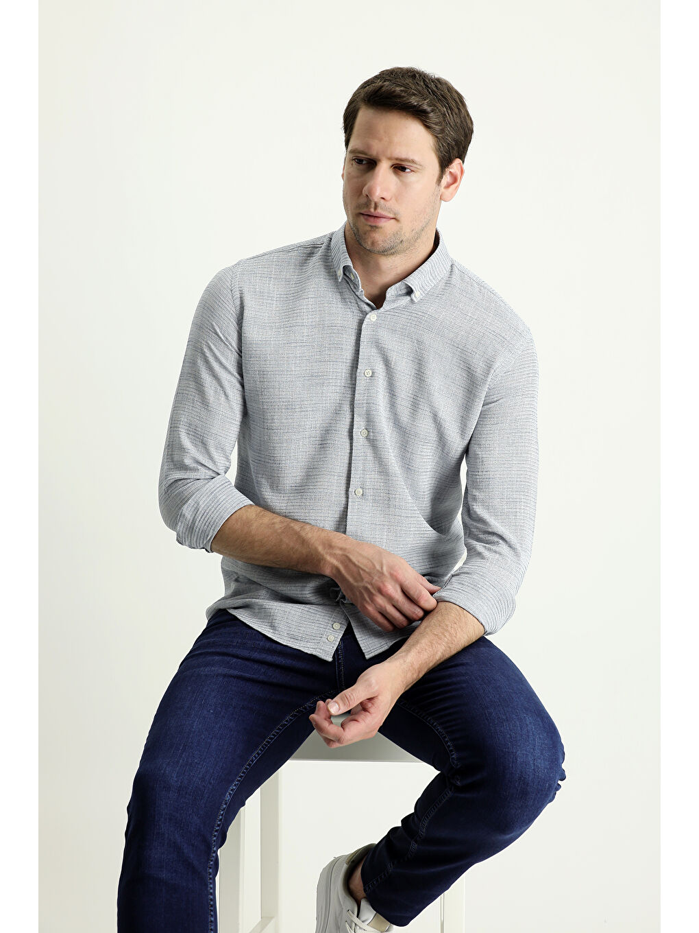 Lacivert Uzun Kol Slim Fit Dar Kesim Keten Görünümlü Pamuk Spor Düğmeli Yaka Gömlek