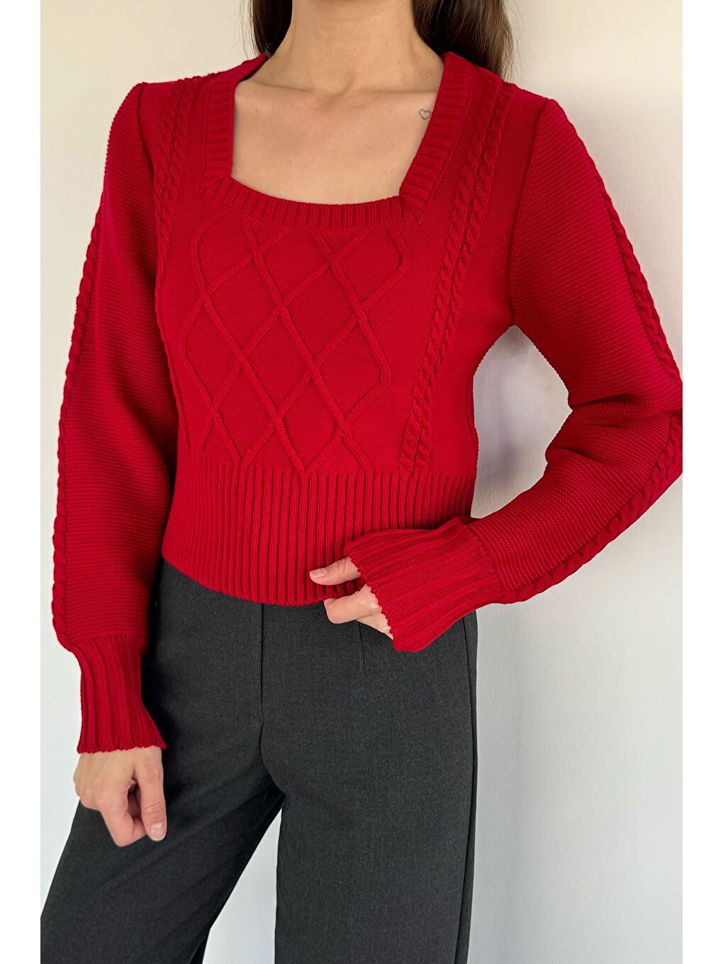 Kırmızı Kare Yaka Örgü Desenli Kadın Triko Kazak