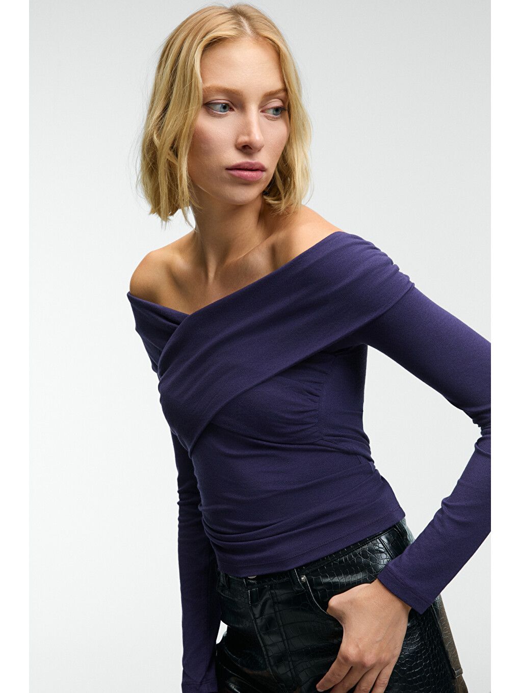 Selunette Kadın Asimetrik Yakalı Omuzu Açık Esnek Kumaşlı Vücudu Saran Slim Fit Mor Bluz-3
