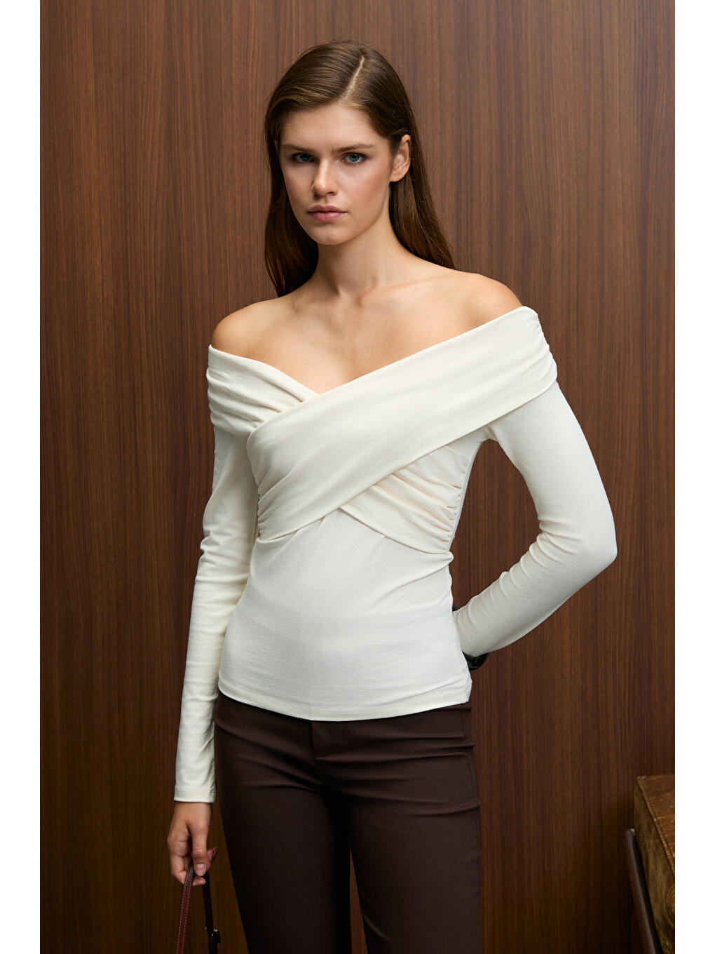 Selunette Kadın Asimetrik Yakalı Omuzu Açık Esnek Kumaşlı Vücudu Saran Slim Fit Ekru Bluz-2