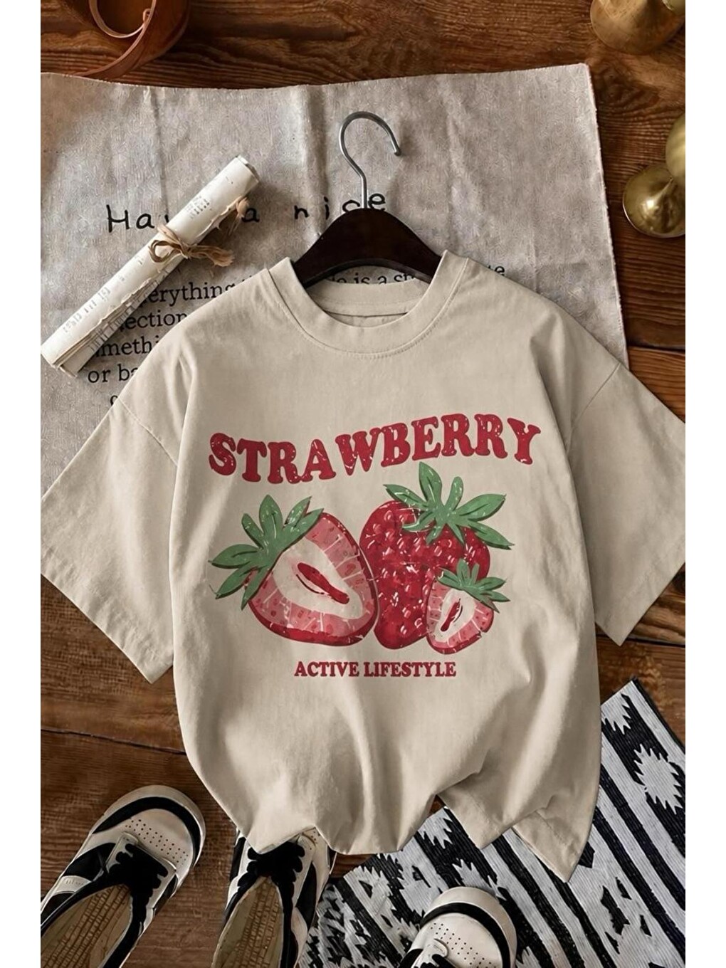 Bej Strawberry Active Lifestyle Bisiklet Yaka Eskitme Baskılı Rahat Kesim Tişört