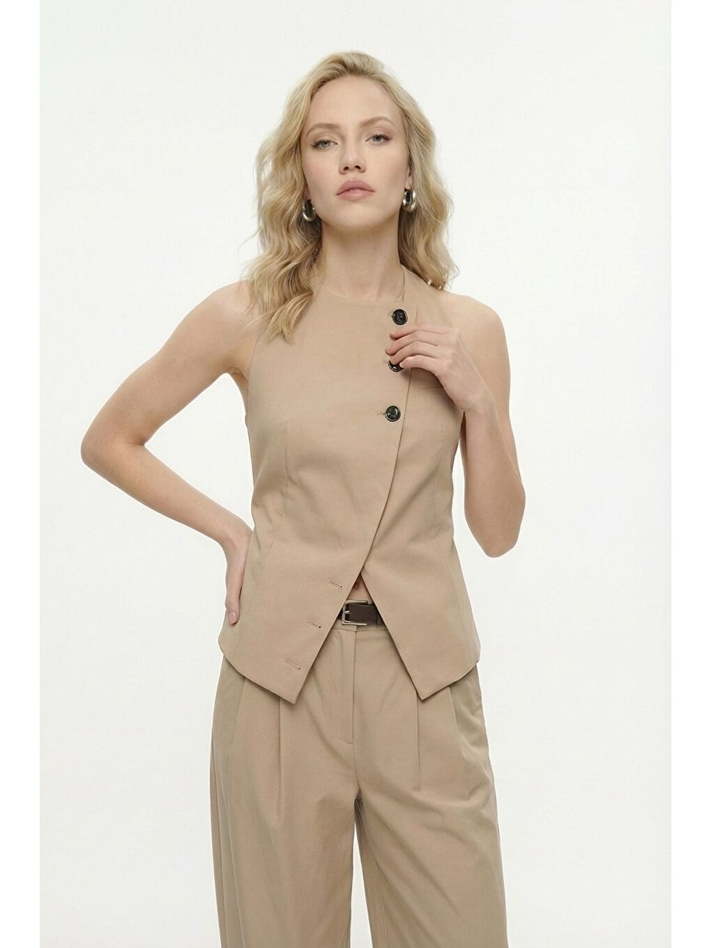 Sırtı Açık Asimetrik Düğmeli Yelek Bej