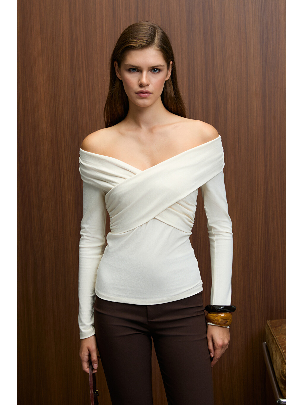 Selunette Kadın Asimetrik Yakalı Omuzu Açık Esnek Kumaşlı Vücudu Saran Slim Fit Ekru Bluz-3