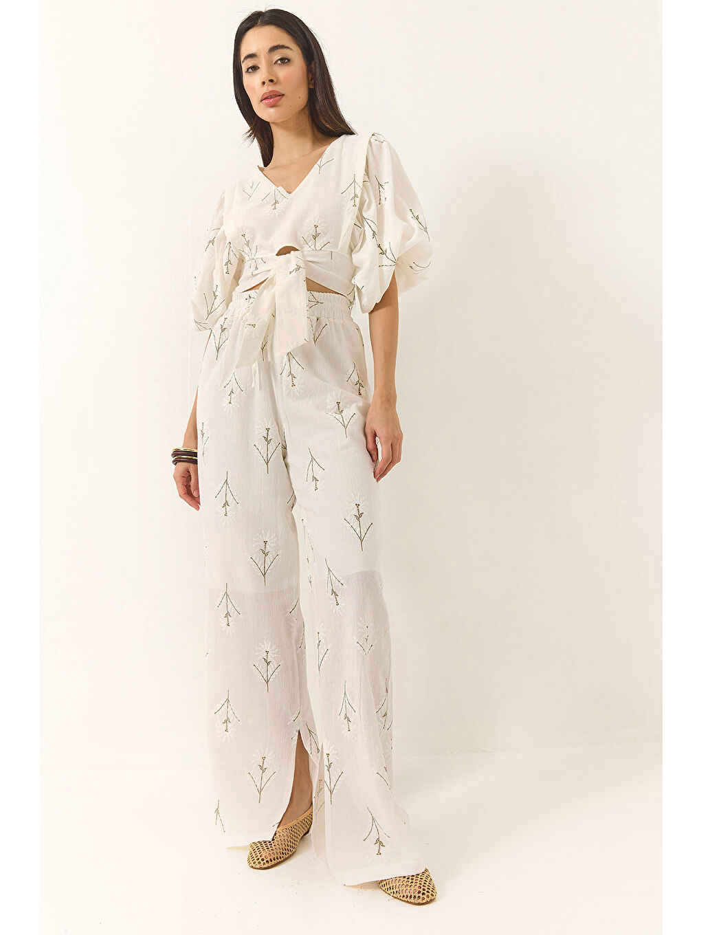 Beyaz Kadın Nakışlı V Yaka Bluz Yüksek Bel Astarlı Pantolonlu Keten Alt-Üst Takım