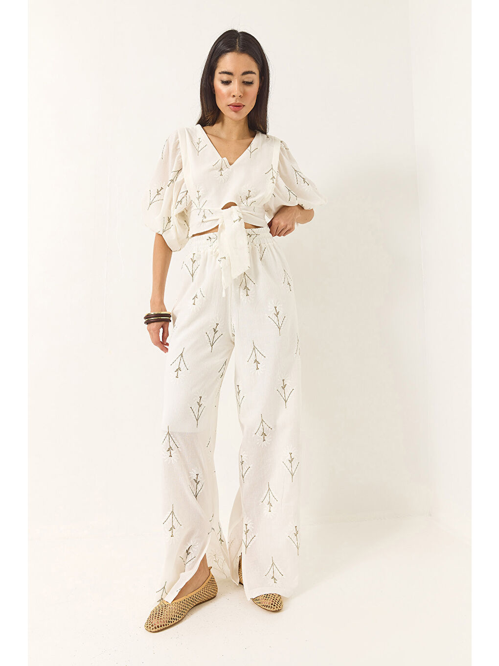 Beyaz Kadın Nakışlı V Yaka Bluz Yüksek Bel Astarlı Pantolonlu Keten Alt-Üst Takım-2