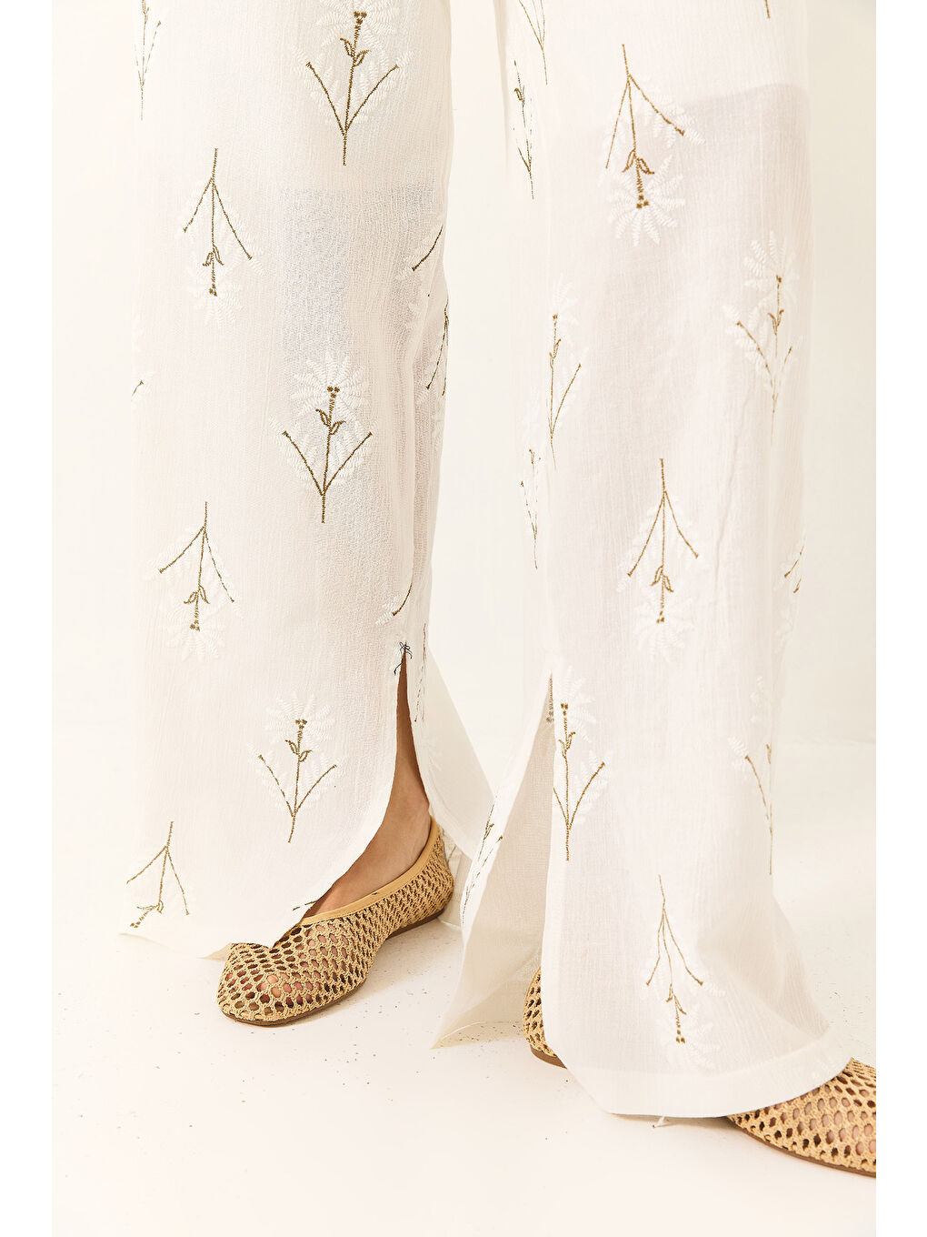 Beyaz Kadın Nakışlı V Yaka Bluz Yüksek Bel Astarlı Pantolonlu Keten Alt-Üst Takım-5